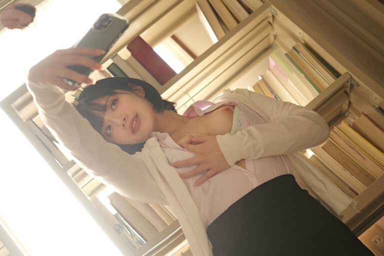 Poster of Bí mật của cô giáo thích chụp ảnh sexy và những cậu học trò biến thái
