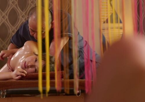 Poster of Cô vợ vú to bị lão massage điêu luyện địt khi đang được thỏa mãn